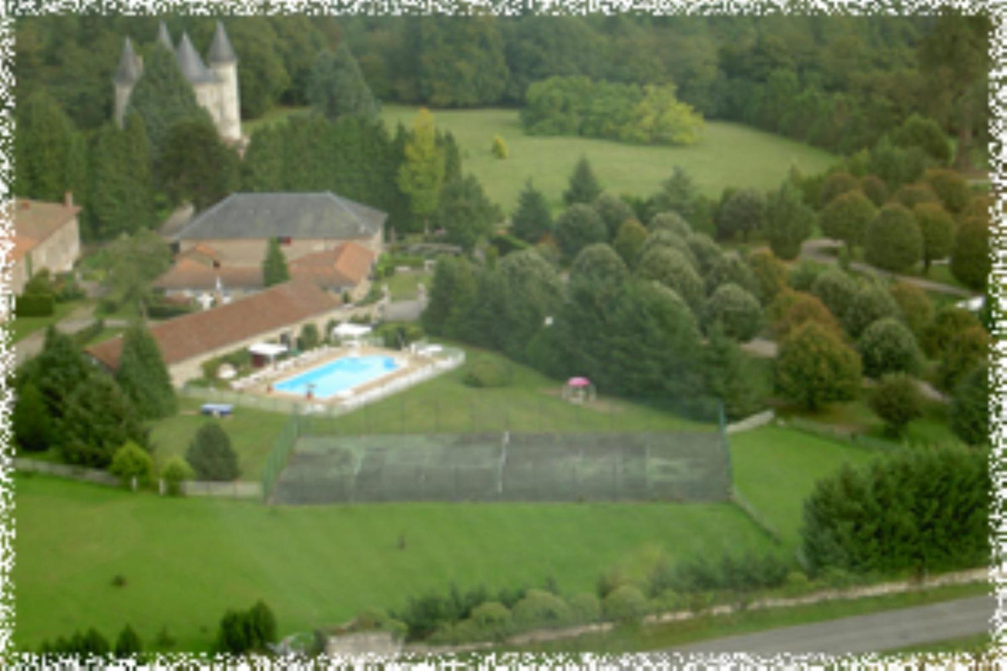Hotellerie De Plein Air Camping Leychoisier Bonnac-la-Côte Esterno foto