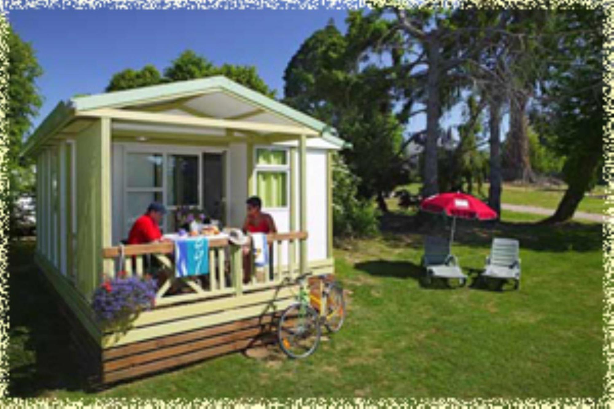 Hotellerie De Plein Air Camping Leychoisier Bonnac-la-Côte Esterno foto