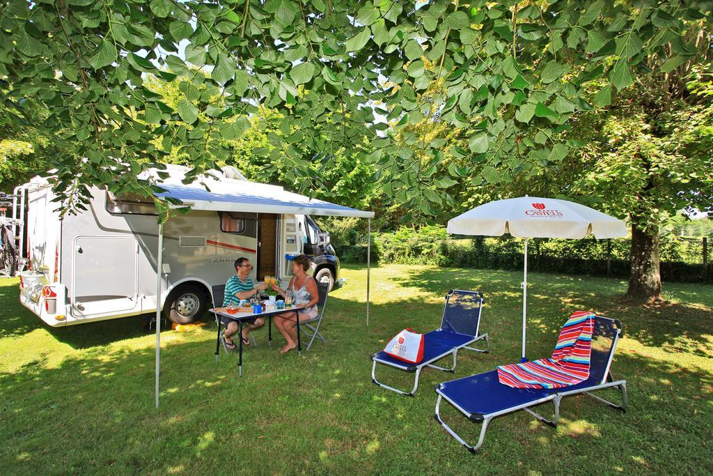 Hotellerie De Plein Air Camping Leychoisier Bonnac-la-Côte Esterno foto